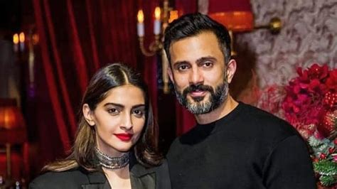 Sonam Kapoors Husband Anand Ahuja Surprises Her At Airport With