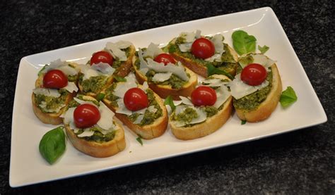 Crostini Met Pesto En Parmezaan