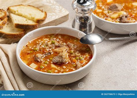 Sopa Casera De Cebada De Ternera Con Verduras De Tomate Imagen De