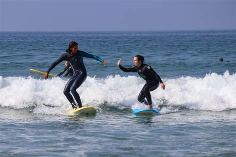 Czym jest Surf Camp i dlaczego to świetny wybór dla początkującego