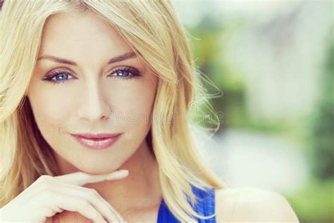 Portrait De Style D Instagram De Femme Blonde Avec Des Yeux Bleus Photo Stock Image Du