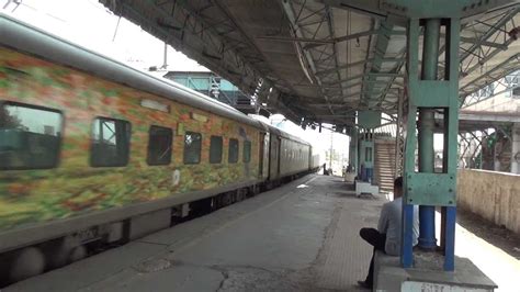 Howrah Duronto Exp Speeding Through Vikhroli Station Youtube