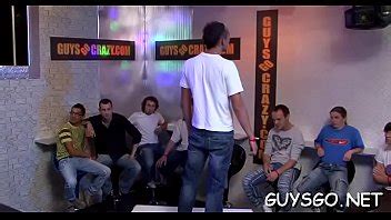 Estas pollas están fuera y dispuestas a ser chupadas por putas homo XVIDEOS