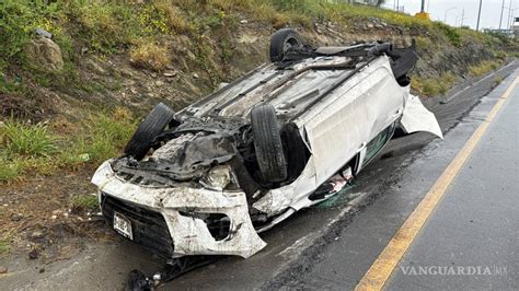 Salen Ilesos De Volcadura En Ramos El Carro Queda Como Acorde N