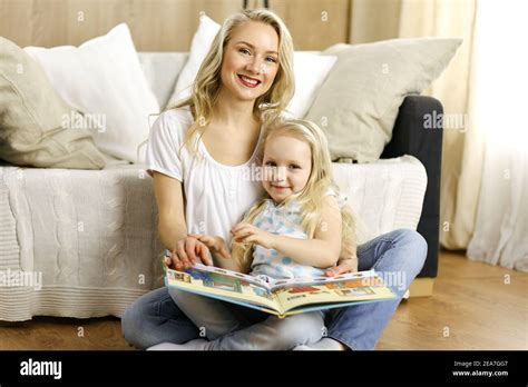 Bonne Famille Une Jeune Mère Blonde Lit Un Livre à Sa Jolie Fille Tout