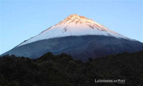 Volc N Ecuatoriano Sangay Arroja Material Incandescente Y Genera