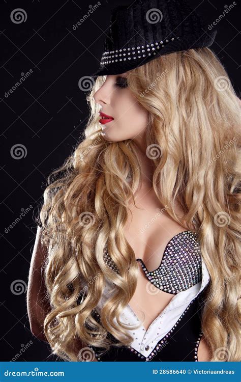 Blonde Vrouw Met Lang Mooi Haar Stock Foto Image Of Blond Wijfje