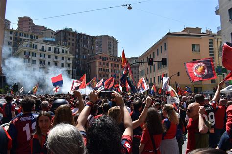 Genoa Ascoli Corteo E Pullman Del Grifone Scortato Fino Allo Stadio Foto