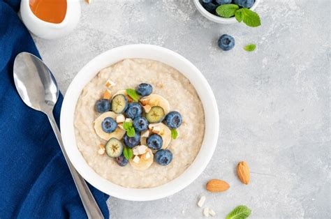 Schüssel Haferflocken Porridge mit Banane Blaubeeren und Mandeln