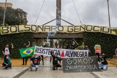 Torcedores Do Atl Tico Mg Protestam Contra Bolsonaro E Fascismo Em Bh