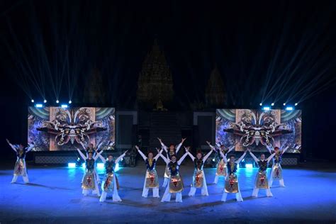 Pesona Candi Prambanan Terihat Semakin Indah Di Malam Puncak Hardiknas