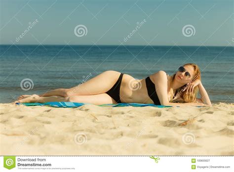 Mujer En Bikini Que Toma El Sol Y Que Se Relaja En La Playa Imagen De Archivo Imagen De Verano