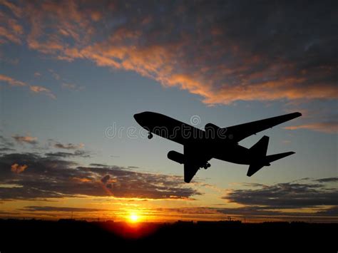 Landend Vliegtuig Stock Afbeelding Image Of Baan Luchthaven 36477685