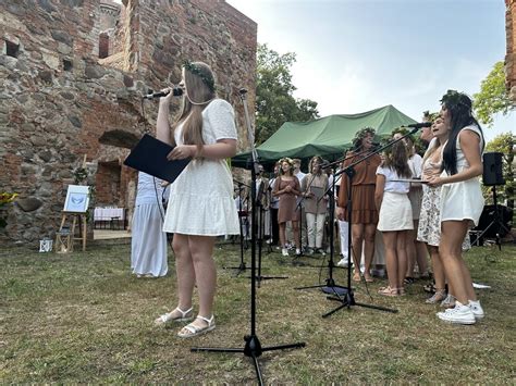 Imieniny św Jakuba w Jakubowie Chór wystąpił w ruinach pałacu Zobacz