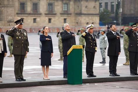 Sismos 1985 y 2017 AMLO encabeza izamiento de bandera por víctimas