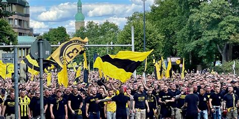 Fanmarsch 5000 BVB Fans ziehen durch Dortmund zum Stadion und zünden