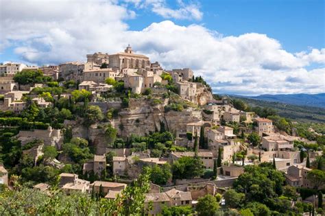 Le village français Gordes sacré plus beau village du monde