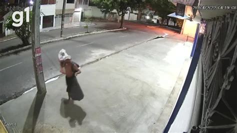 Vídeo Câmera registra criminoso antes de ser furtada em Caruaru