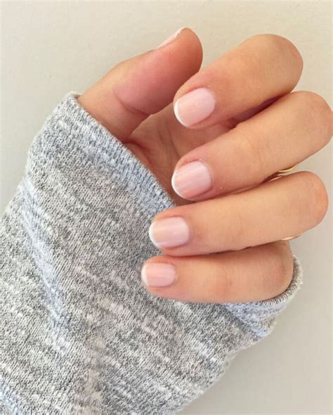 Micro French Manicure La Tendenza Minimalista Della Primavera 2022