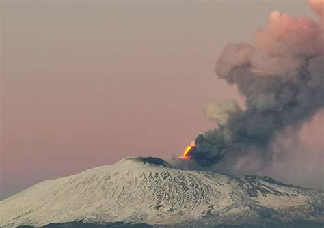 Nuova Spettacolare Eruzione Dell Etna Settimo Parossismo In Pochi Giorni