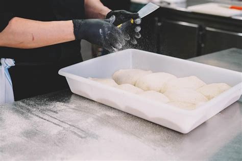 Preparaci N De Una Pizza Casera Al Estilo Italiano Por Un Especialista