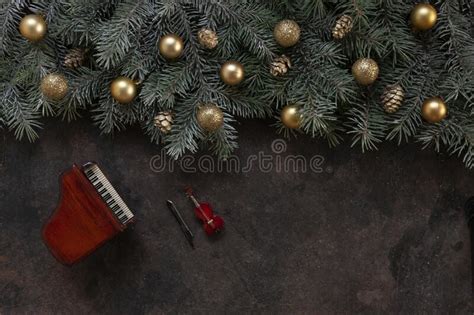 Copie In Miniatura Del Pianoforte E Del Violino Con Decorazione