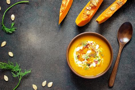 Sopa De Calabaza Y Zanahoria Asada Con Crema Semillas Y Verde Fresco