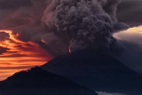 10 Potret Erupsi Terkini Gunung Agung Ini Bikin Merinding