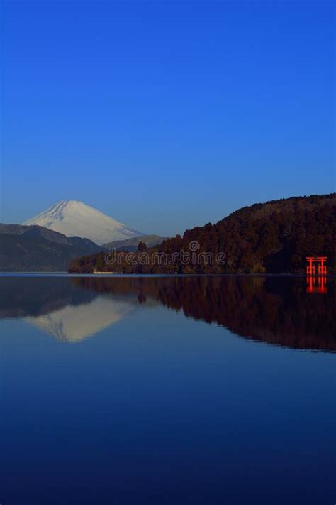 Mt Fuji E O Torii Da Paz Do Lago Ashi Hakone Japan Imagem De Stock