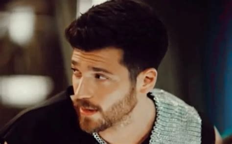 Bay Yanlis i momenti più sexy di Can Yaman nella soap con Özge Gürel