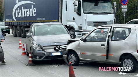 Incidente Frontale Tra Due Auto Davanti All Ucciardone Due Feriti E