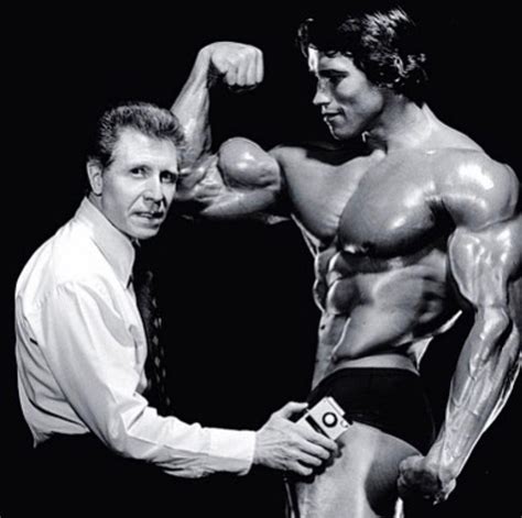 Filho De Arnold Schwarzenegger Imita Famosa Pose Do Pai Na Academia