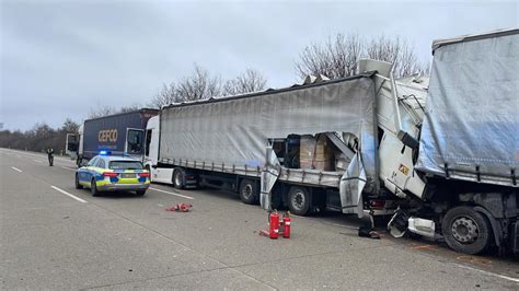 Gruibingen A8 nach tödlichem Unfall voll gesperrt