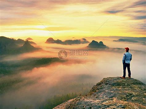 独自一人戴着红帽的徒步旅行者站在岩石帝国公园的砂岩峰上高清图片下载 正版图片507435788 摄图网