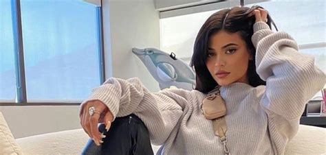 Kylie Jenner Luce Irresistible Con Un Mini Vestido Verde Esmeralda