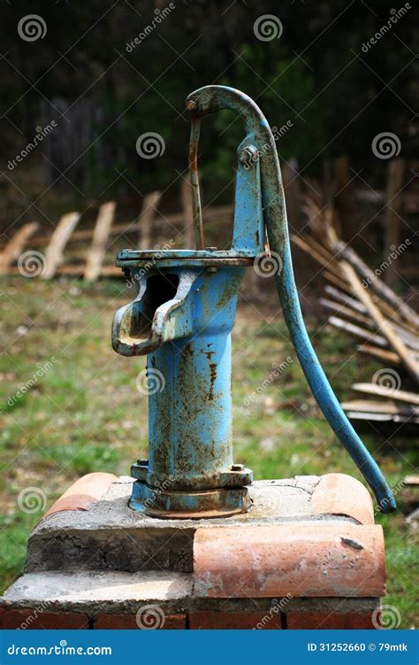 Old Fashioned Water Pump Stock Photo Image 31252660