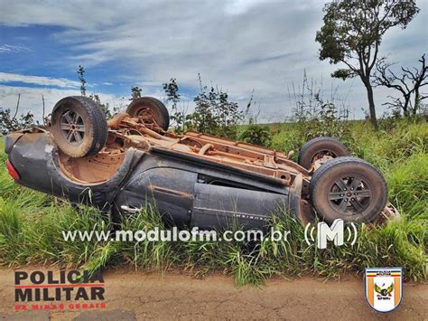 Veículo invade contramão colide caminhonete que capota e deixa uma