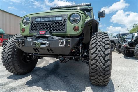 Modified Army Green Jeep Wrangler 6×6 - PEAKLIFE