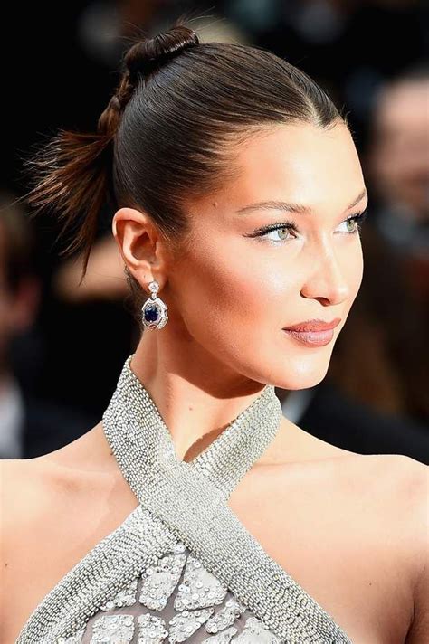 Bella Hadid et son chignon plaqué très artistique Slick hairstyles