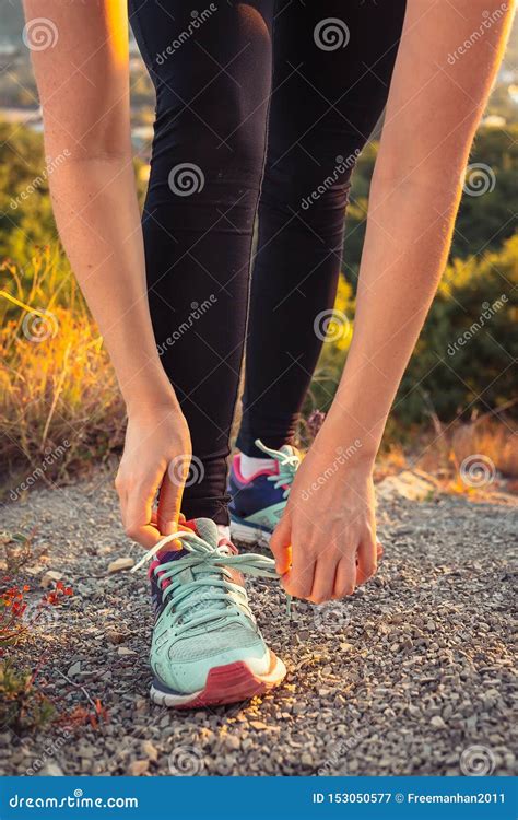 Femme Attachant Des Dentelles Sur Des Espadrilles Le Concept Du Mode De