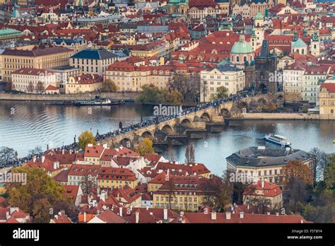 Luftbild von Karlsbrücke über Moldau und Altstadt von Aussichtsturm