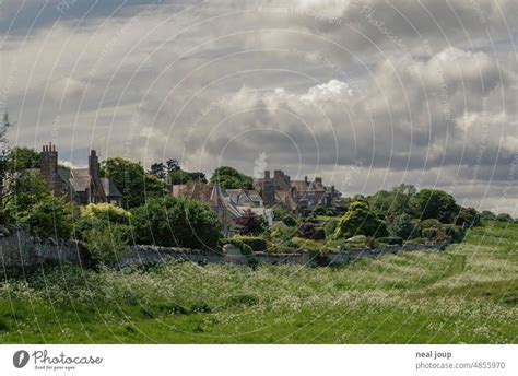 Dramatischer Wolkenhimmel über einem malerischen schottischen Dörfchens