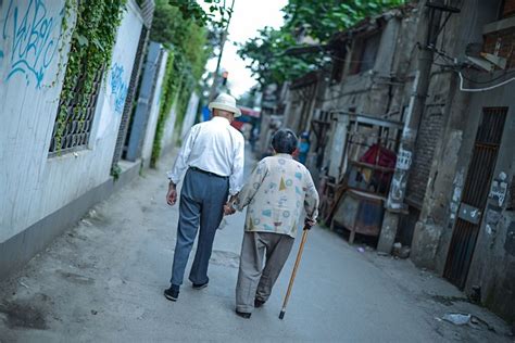 搀扶老人 摄影老人互相搀扶背影图画搀扶老人大山谷图库