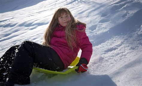 無料画像 自然 雪 女の子 車両 天気 人間 シーズン ウィンタースポーツ 楽しい 履物 ボブ そり でる 動い