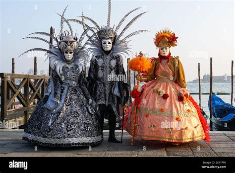 Personas vestidas con trajes tradicionales decorados y máscaras