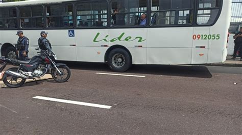 Passageira de aplicativo morre atropelada por ônibus após cair de moto