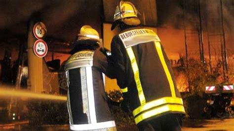 Brand In Fechenheim Feuerwehr Rettet Menschen Aus Wohnhaus