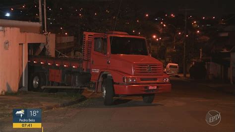 Caminh O Desgovernado Derruba Muro E Invade Casa Em Valinhos Campinas