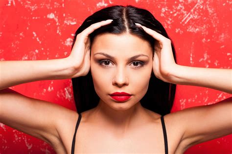 Feu Dans Ses Yeux Portrait D Une Belle Jeune Femme Regardant La Caméra Et Tenant Les Cheveux