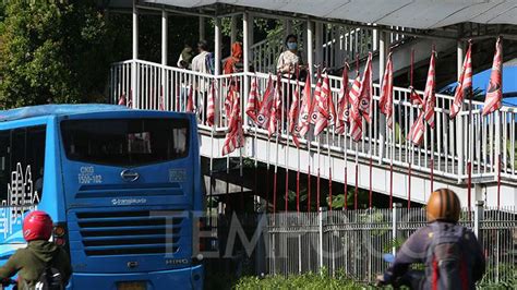 Jelang Pemilu 2024 Atribut Partai Mulai Penuhi Jalan Protokol Foto